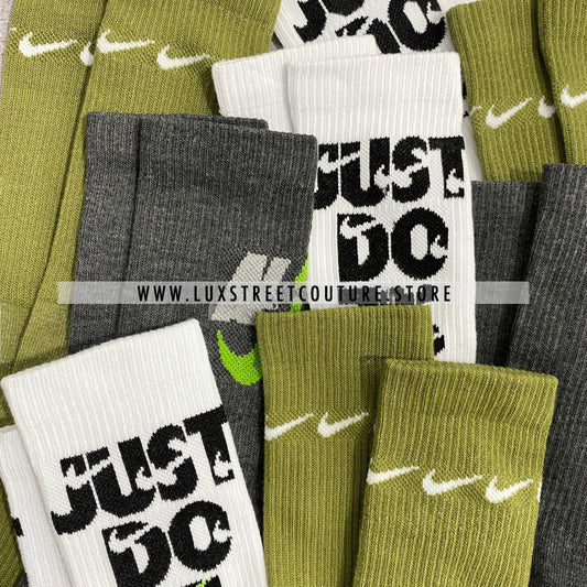 NlKE JUST DO IT CREW SOCKS ( 3 PAIRS )